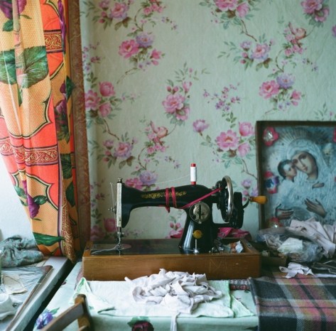 Serious pattern clashing, but it works. (www.olyaivanova.com)