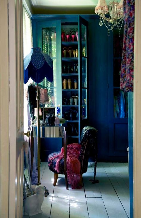 A dressing room fit for any discerning boudoir fan. Loving the lampshade by Zoe Darlington. (Image from Pearl Lowe's Vintage book/pinterest)
