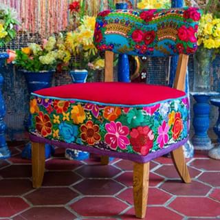 Vibrant upholstery. (pinterest)