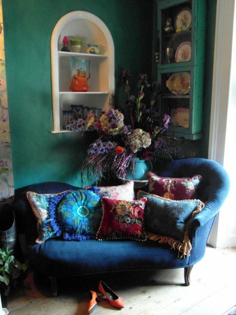 Cosy up a corner to snuggle up in.(homedesignlover.com)