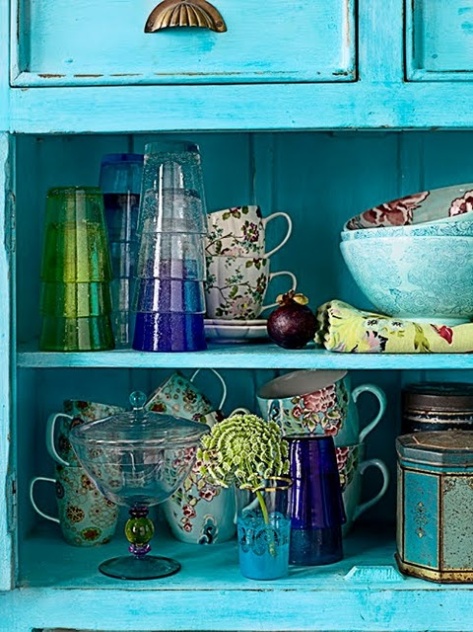 Open shelves in a kitchen are a great way of showing off beautiful crockery and glassware. (gypsypurple.blogspot.com)