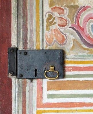 Door as canvas, Charleston Farmhouse. (pinterest)